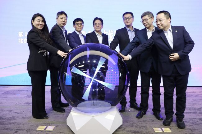 在去他家的路上，我记得当时我扪心自问道:马龙，这就是你想要的生活吗?深更半夜光着身子，在文图拉的大街上开着车瞎转悠?我用力捶打萨姆家的门，当他看见我哆哆嗉嗦地站在门口，用毛毯捂着私处时忍俊不禁，放声大笑。